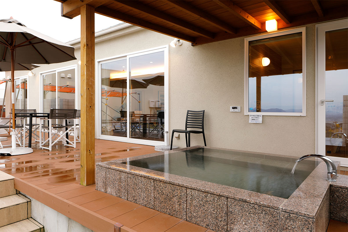 雨の日でも楽しめる屋根付き露天風呂（C棟）