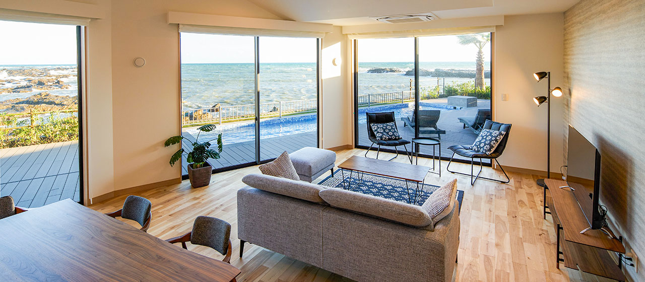 オーシャンビューの開放的なリビングルーム