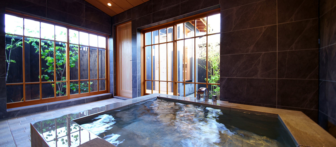 広々とした客室温泉風呂でごゆっくりお寛ぎいただけます
