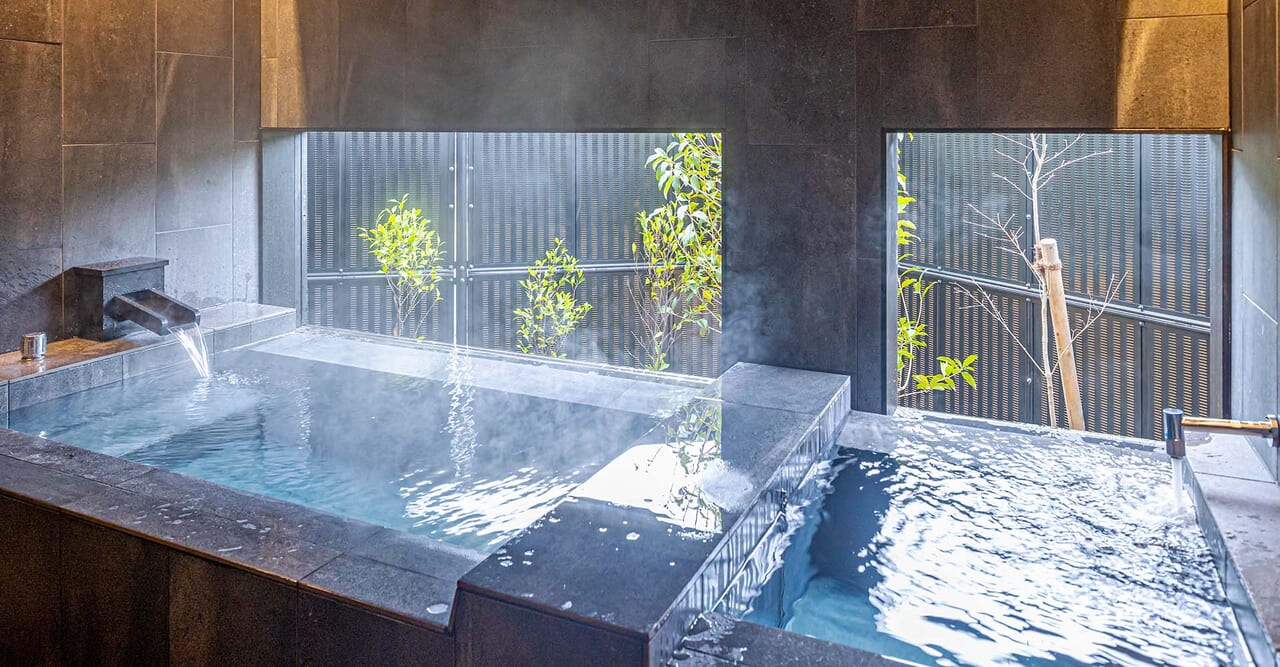 敷地内に湧き出る天然温泉を配した客室温泉