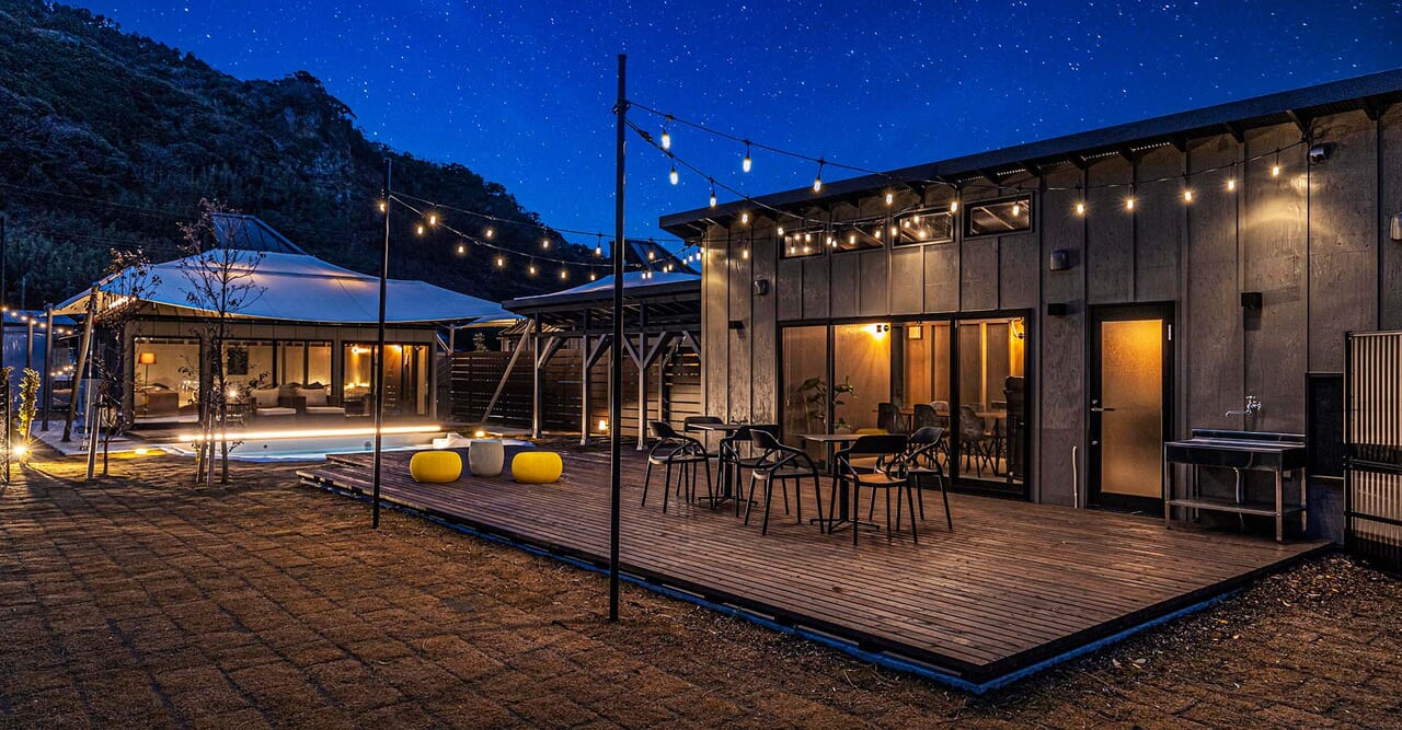 ライトアップされたアウトドアテラス