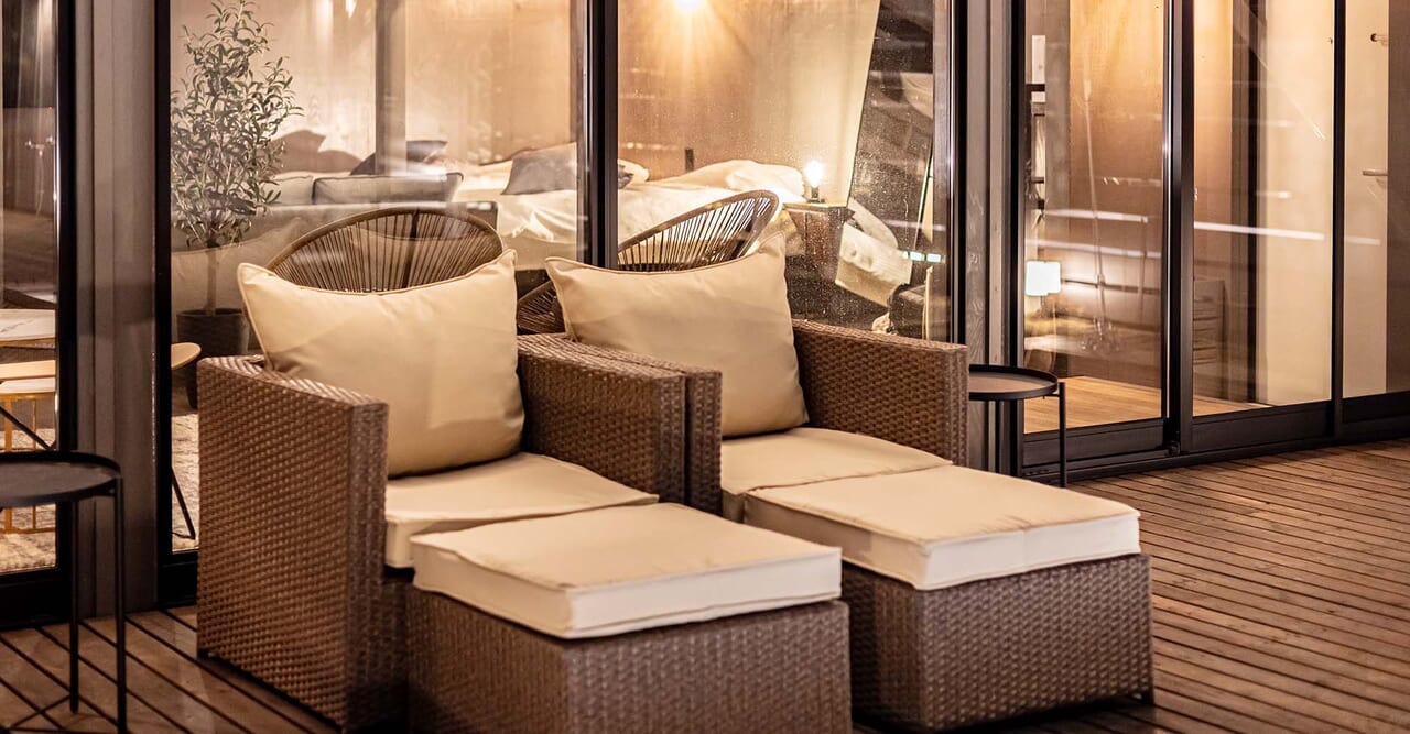 アウトドアテラスで過ごす上質なひととき