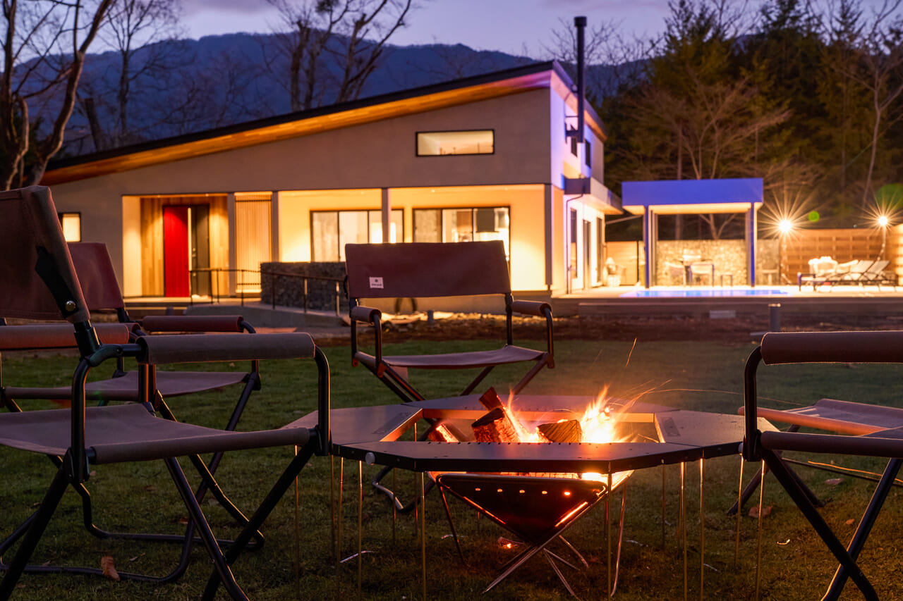 プライベートガーデンで星空を見上げながら、焚き火体験を